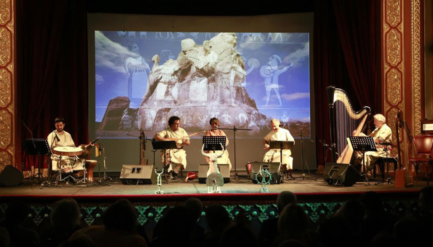 Tüm melodiler yankılanıyor