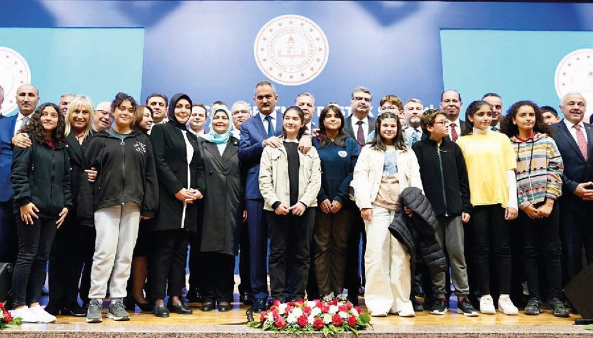 Bakan Özer ÖDSyi tanıttı: Ödevler internetten