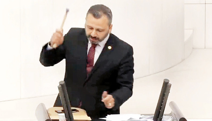Meclis kürsüsünde çekiçli protesto