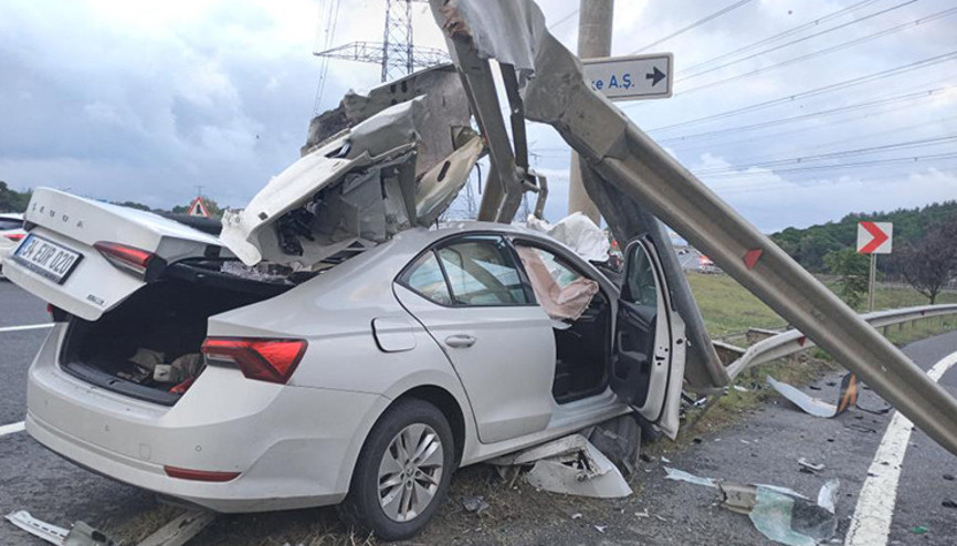 İstanbul Havalimanı yolunda feci kaza Bariyerlere ok gibi saplandı, 3 hostes yaralı