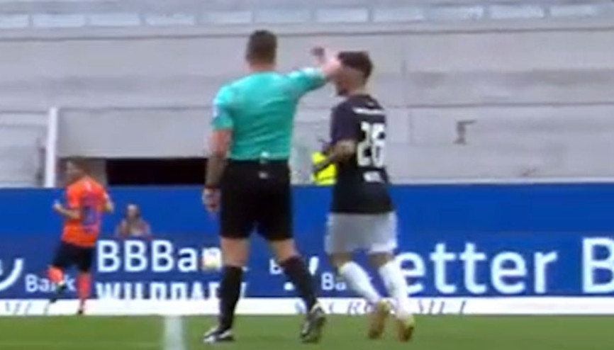 Karlsruher - Darmstadt karşılaşmasında hakem futbolcuya dirsek attı