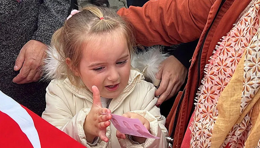 Yürekleri dağlayan anlar...  Babasının fotoğrafını böyle gösterdi