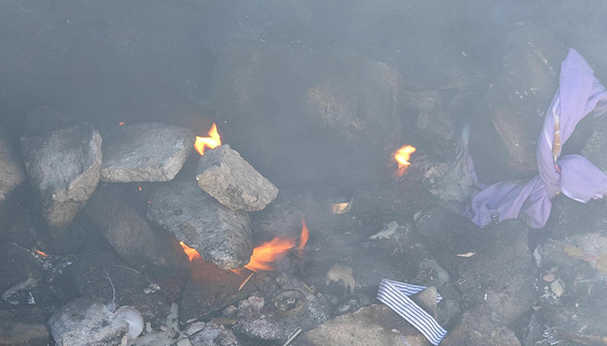 Balıkesirde dilek tutarken türbeyi yakıyorlardı Balıkesirde dilek tutarken türbeyi yakıyorlardı