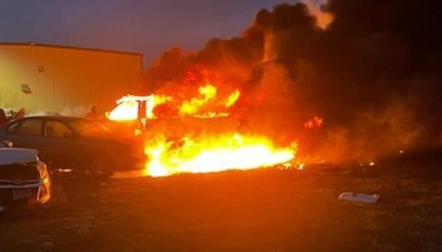 ABD’de küçük uçak, araç galerisine düştü: 2 ölü