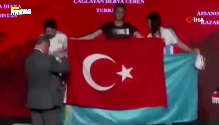Derya Ceren Çağlayan, Kazak sporculara Türk bayrağıyla cevap verdi