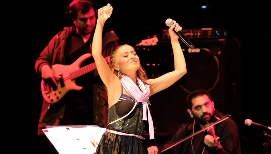 Aşk şarkılarının Yıldızı fırtına gibi esti Aşk şarkılarının Yıldızı fırtına gibi esti