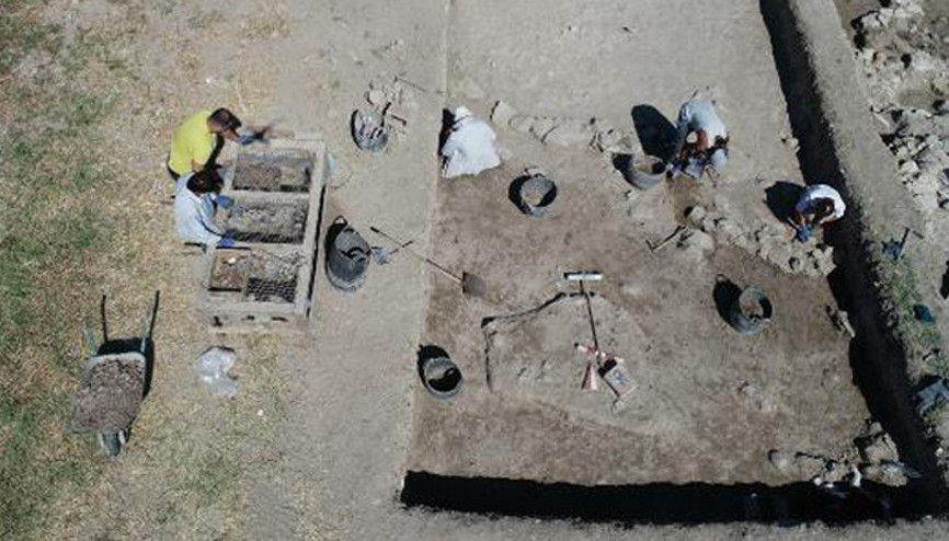 Ulucak Höyüğünde kötülükleri yok etmesi için kırıldığı sanılan insan figürleri bulundu