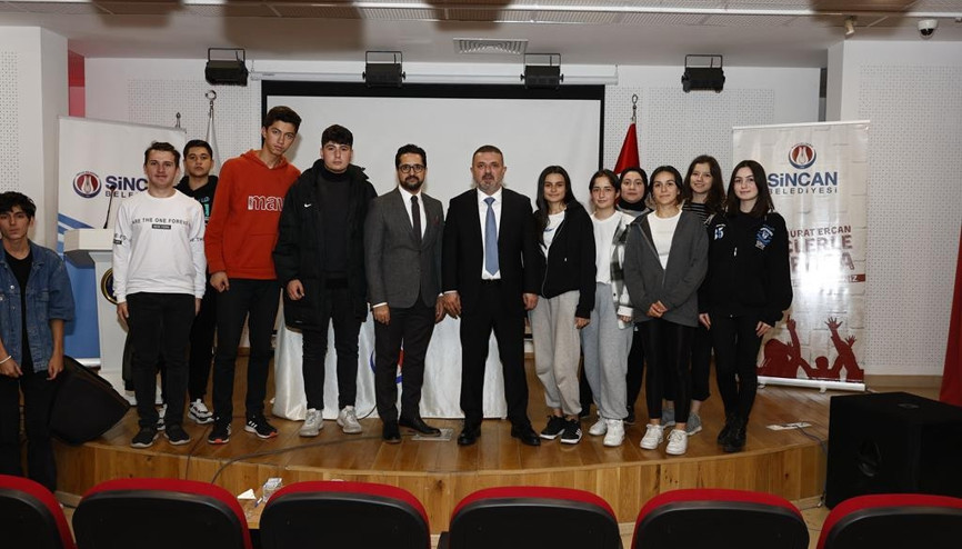 Başkan anlatıyor gençler öğreniyor