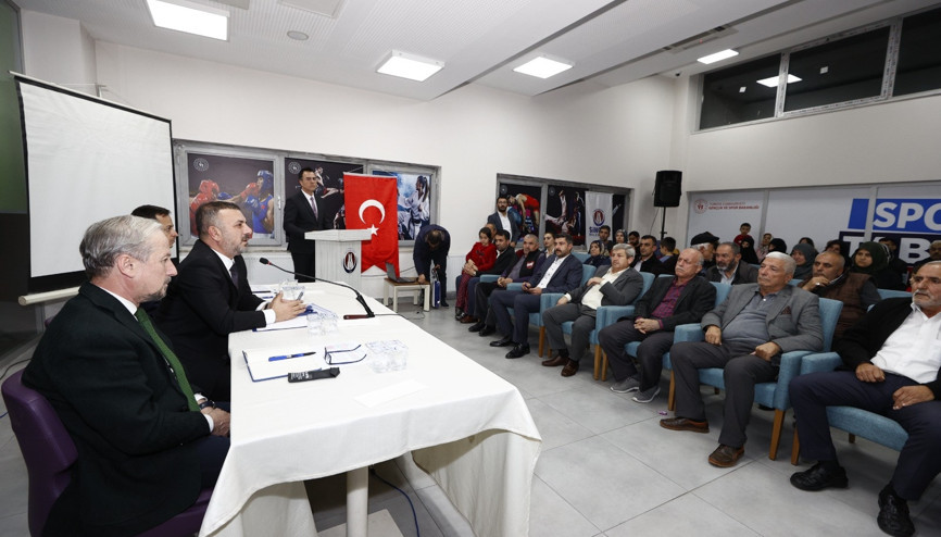 Her sese kulak veriyoruz