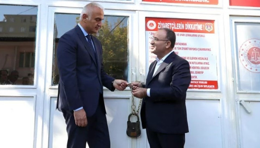 Adalet Bakanı Bozdağ, Diyarbakır cezaevine kilit vurdu