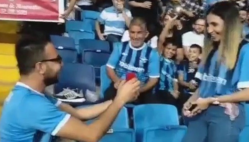 Adana Demirspor-Konyaspor maçı öncesi tribünde evlenme teklifi