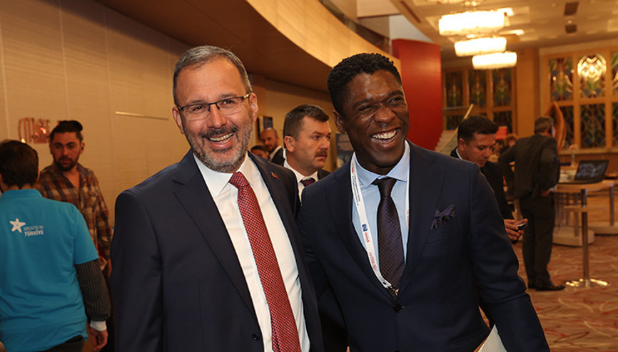Bakan Kasapoğlu, Hollandalı eski futbolcu Seedorf ile bir araya geldi