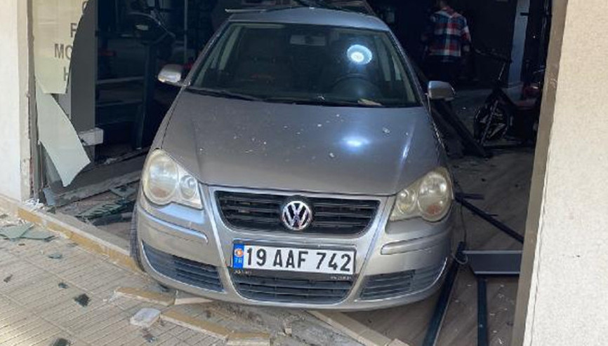 Fren yerine gaza basınca otomobille spor salonuna girdi