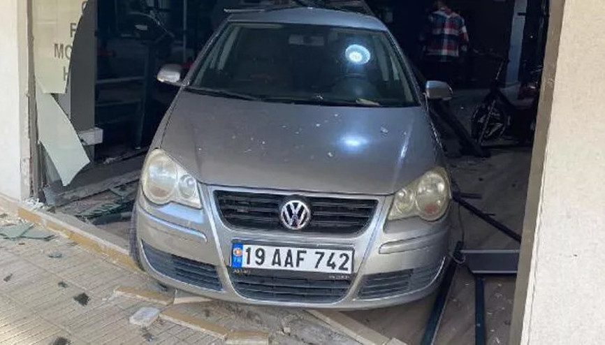 Fren yerine gaza basınca otomobille spor salonuna daldı O anlar kamerada