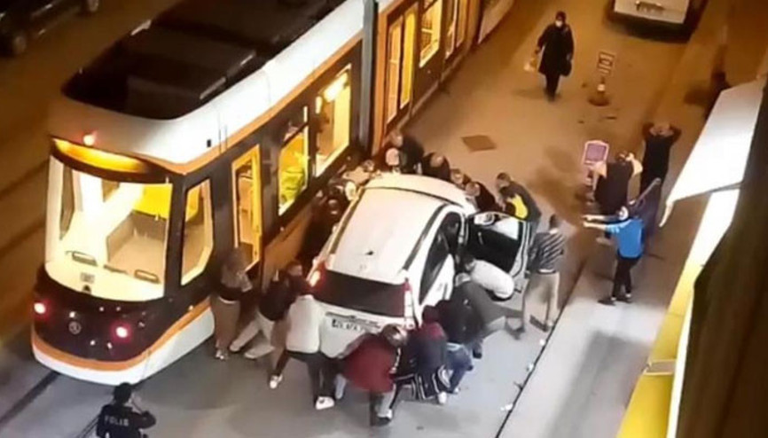 Cip ile tramvay arasında sıkışan motosiklet sürücüsünü böyle kurtardılar