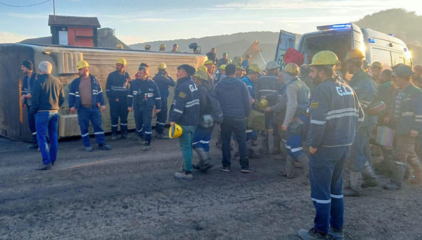Kütahyada madencileri taşıyan servis midibüsü devrildi: 11 yaralı