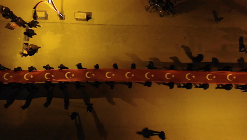Bin metrelik Türk bayrağı açıldı: Vatandaşlar, Cumhuriyet Bayramı coşkusunu yaşadı