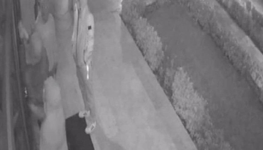 Kapıyı levyeyle kırıp iş yerine girdiler: O anlar kamerada