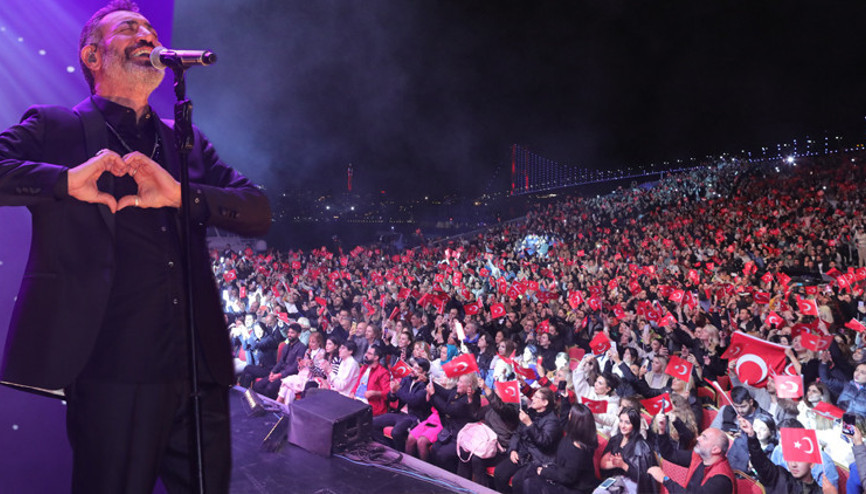 Kuruçeşme kırmızı - beyaza büründü... Hakan Altunla en güzel aşk şarkıları
