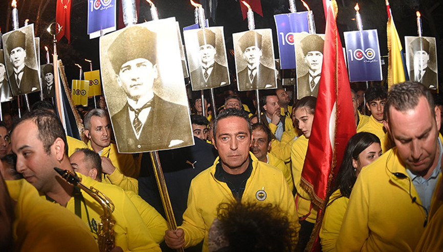 Fenerbahçe camiası, Cumhuriyet’in 99’uncu yılı için yürüdü