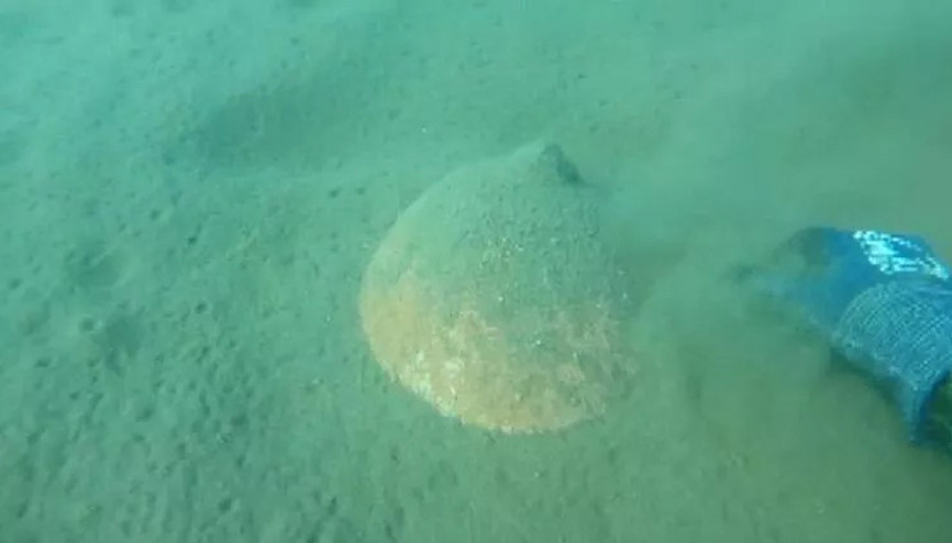 Balıkçının 5 metre derinlikte bulduğu küp heyecanlandırdı