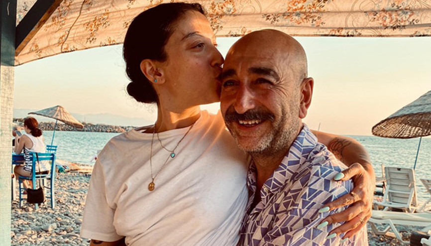 Romantik kutlama Ünlü şarkıcıdan 5inci yıl pozları...