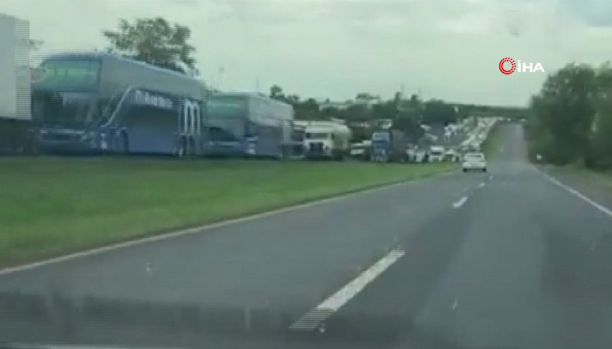 Brezilya’da seçimi kaybeden Bolsonaro’nun destekçileri yolları trafiğe kapattı
