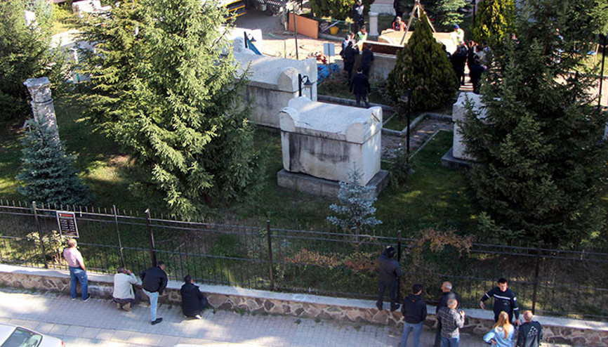 İnşaat kazısında bulunan lahit açıldı, merakla izlediler İçinden kemikler ve gözyaşı damlası çıktı
