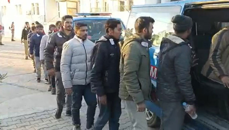 Şanlıurfa’da kamyonette 24 kaçak göçmen yakalandı