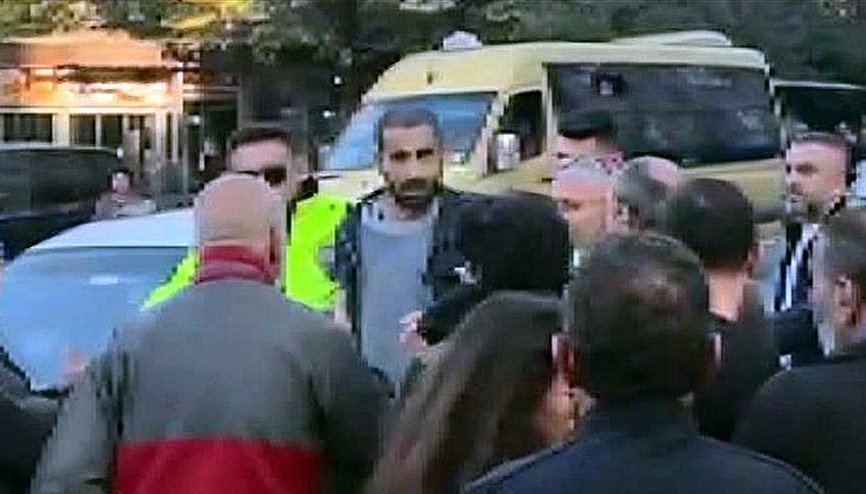 Avcılar’da Atatürk Anıtı’na baltayla saldıran şahıs gözaltına alındı