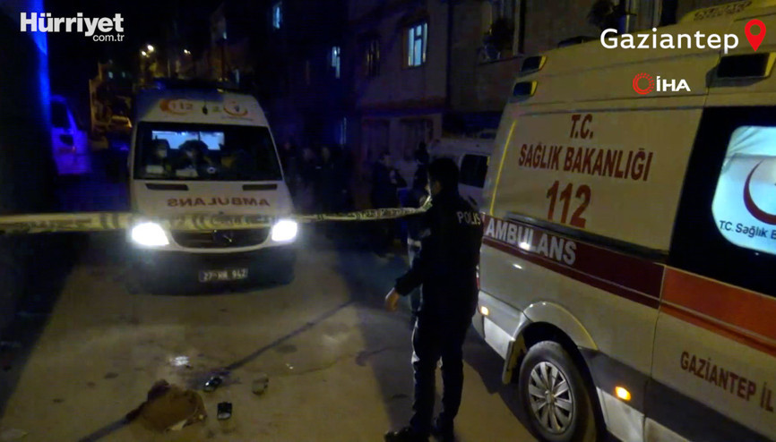 Gaziantep’te aralarında husumet bulunan komşu iki ailenin silahlı kavgasında 1 kişi hayatını kaybetti, 1i ağır 3 kişi yaralandı. Olayla ilgili 2 kişi gözaltına alındı.
