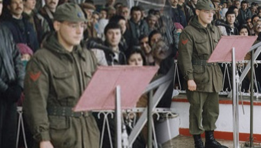 Mikrofon askerde de peşimi bırakmadı