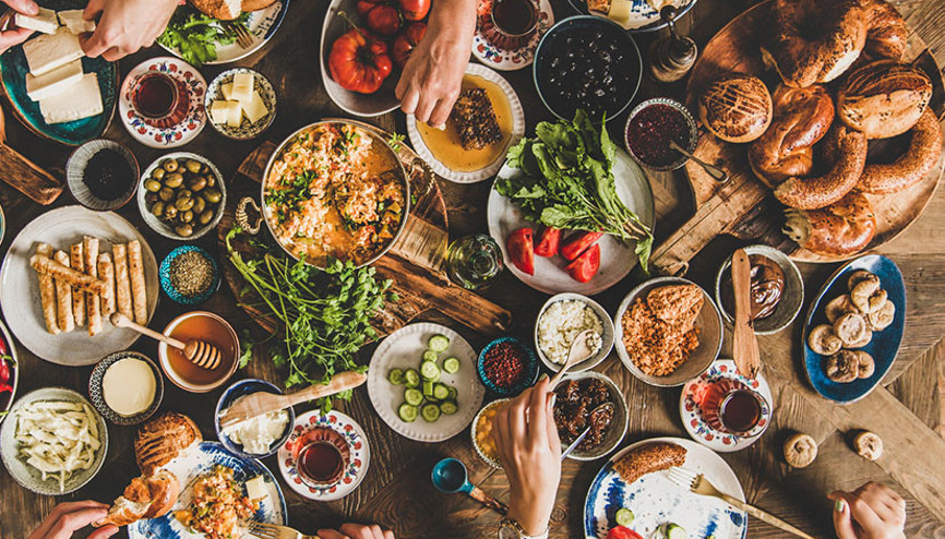 10 tabaktan 4ü çöpe | Serpme kahvaltı yersek israf ediyoruz, seçmelide kazık yiyoruz 10 tabaktan 4ü çöpe | Serpme kahvaltı yersek israf ediyoruz, seçmelide kazık yiyoruz