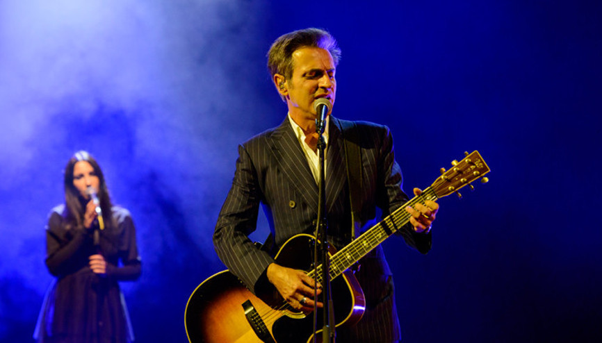 “Ayağa kalkın da kendimizi rock star gibi hissedelim.”