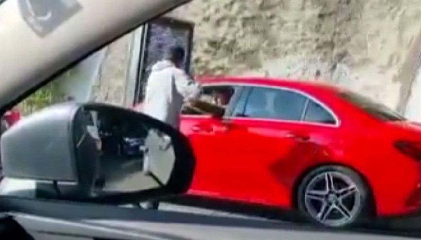 Meksika’da silahlı adam trafikteki araçları soydu