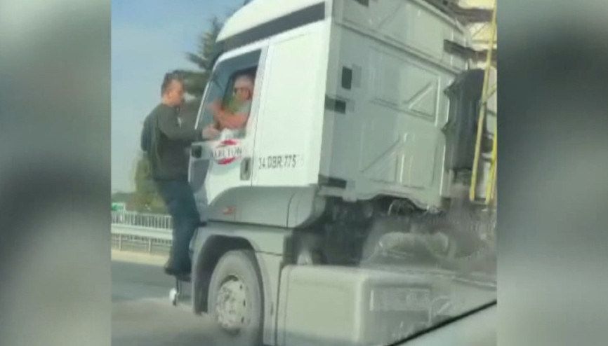 Çekmeköyde kamyon basamağında yol verme tartışması