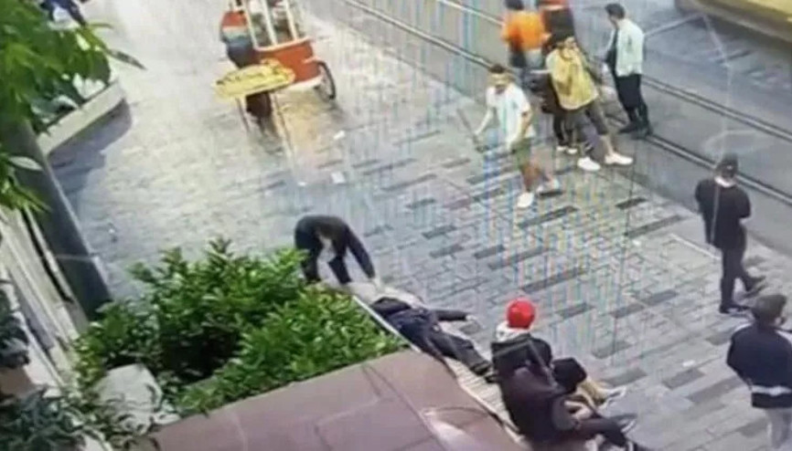 Bankta yatan adamın yüzünü maket bıçağıyla kesti