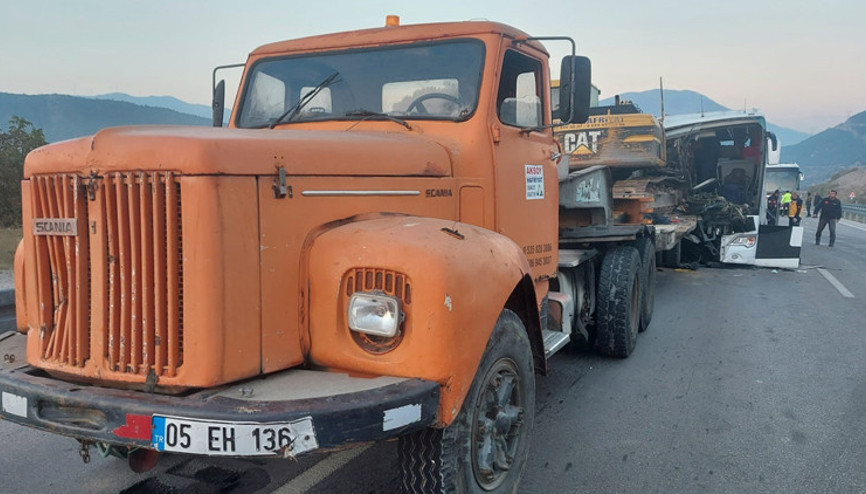 Amasyada tur otobüsü, çekiciyle taşınan iş makinesine çarptı
