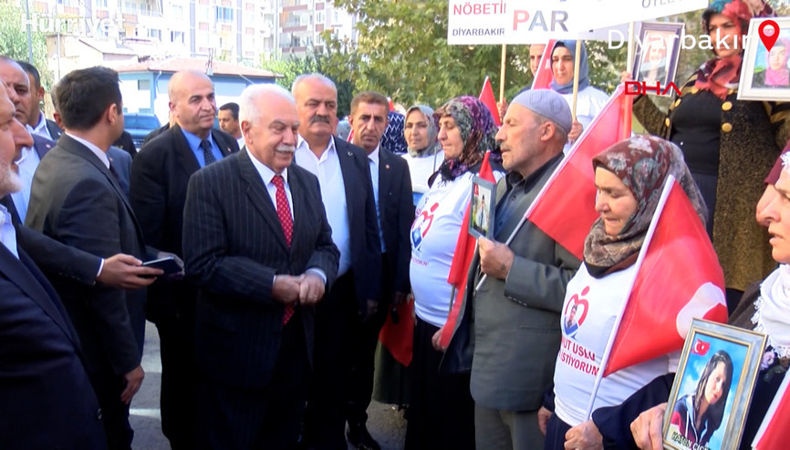 Doğu Perinçek, Diyarbakır’da HDP binası önünde evlat nöbeti tutan aileleri ziyaret etti