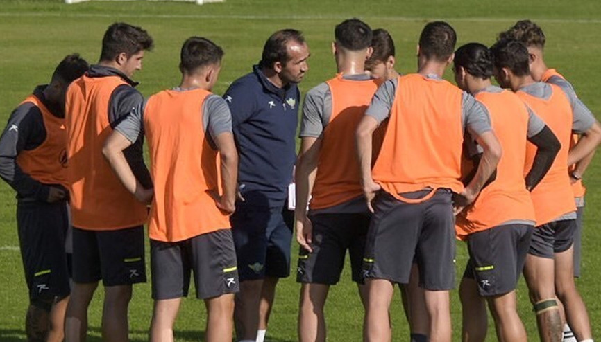 Akhisarsporda kriz Futbolculara 7 saatlik yolda yemek verilmedi...