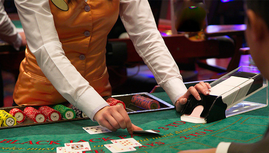 Bütün Las Vegas matematik profesörünün ağzının içine bakıyor Desteyi kaç kez karıştırmak gerek