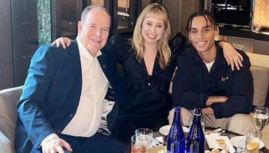 Evlilik dışı iki çocuğuyla birlikte ilk poz: Farklı kadınlardan dünyaya geldiler Evlilik dışı iki çocuğuyla birlikte ilk poz: Farklı kadınlardan dünyaya geldiler