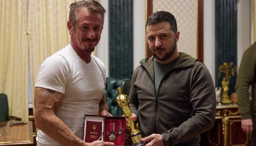 Sean Penn, Oscar’ını Zelenski’ye hediye etti Sean Penn, Oscar’ını Zelenski’ye hediye etti