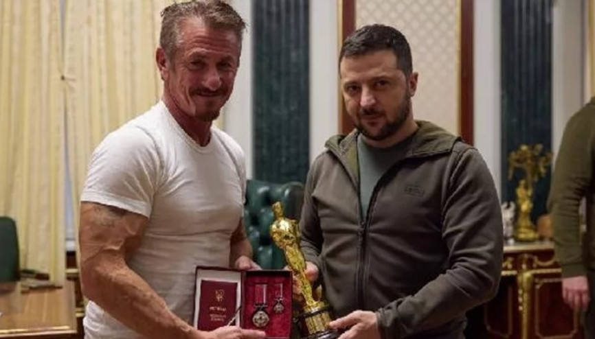 Hollywood yıldızı Sean Penn, Zelenskiye Oscarını hediye etti Hollywood yıldızı Sean Penn, Zelenskiye Oscarını hediye etti