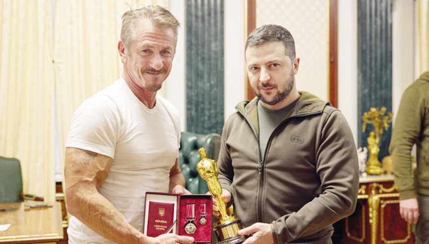 Sean Penn Zelenski’ye Oscar ödülünü verdi Sean Penn Zelenski’ye Oscar ödülünü verdi