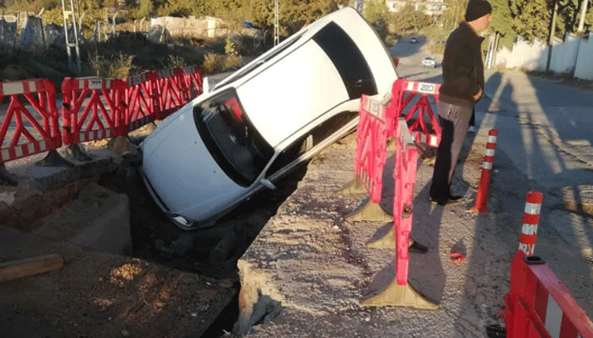 Tuzlada yüksek gerilim çukuruna otomobil düştü