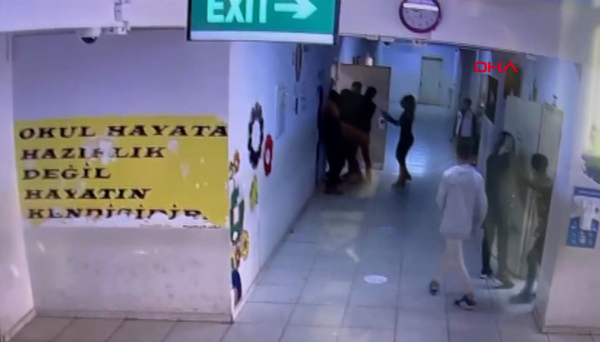 Şırnakta öğrencinin ağabeyleri öğretmeni dövdü O anlar kamerada