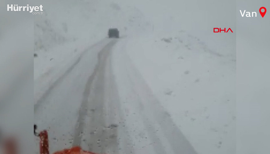 Bahçesaray karayolunda kar yağışı etkili oldu
