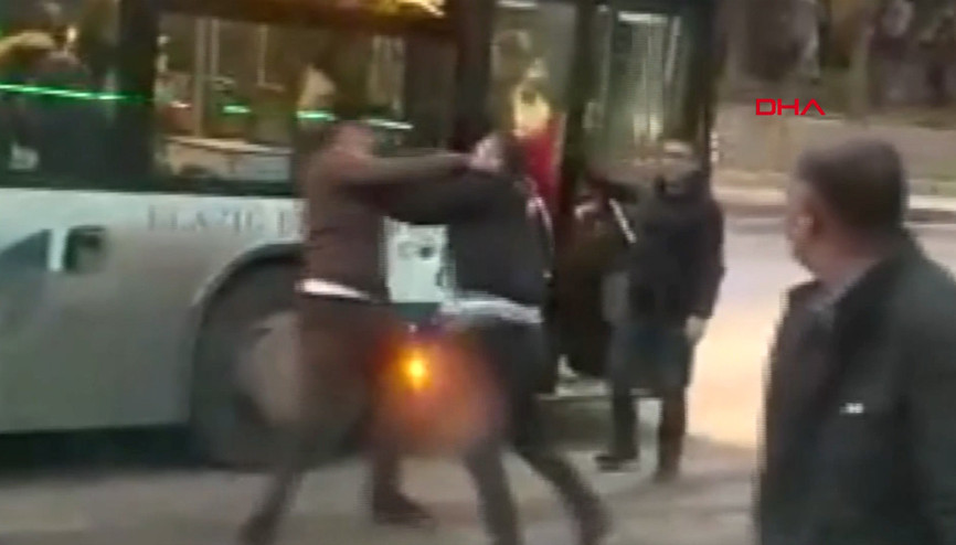 Elazığ’da otobüs şoförü ile yolcunun durakta durmadın kavgası kamerada