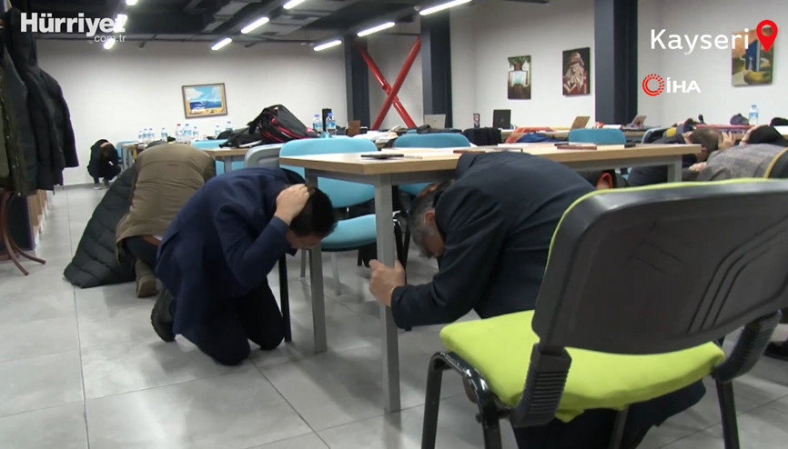 Türkiye genelinde ilk kez çök-kapan-tutun sloganıyla ülke genelinde deprem tatbikatı yapıldı. Türkiye genelinde ilk kez çök-kapan-tutun sloganıyla ülke genelinde deprem tatbikatı yapıldı.